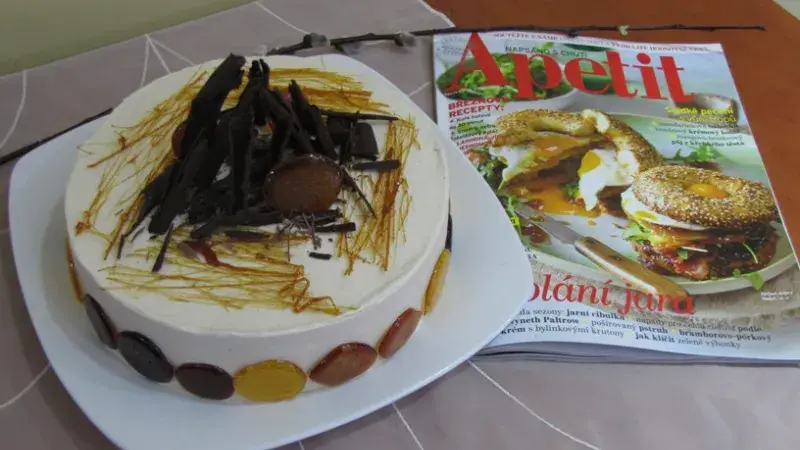 Karamelový hedvábný dort