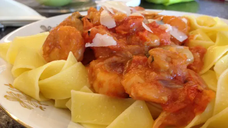 Pappardelle s krevetami a omáčkou z bílého vína a rajčat