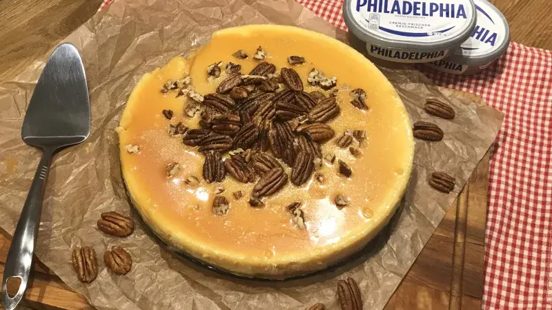 Cheesecake s pekanovými ořechy a slaným karamelem