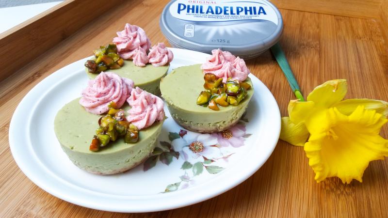 Zelené jarní minicheesecaky s čajem matcha a pistáciemi