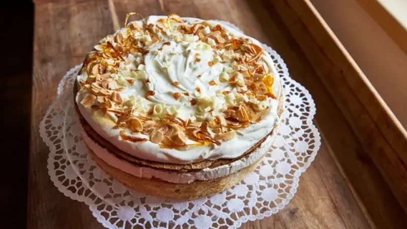 Slavnostní dort s meruňkovým džemem