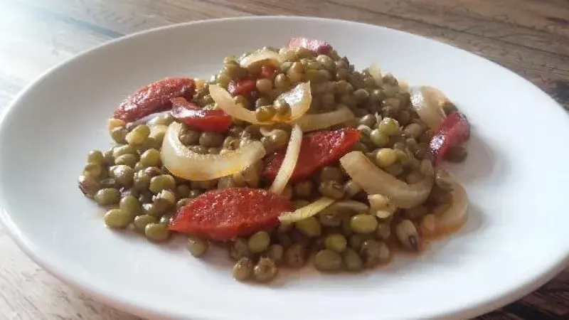 Mungo fazole s cibulí a klobásou