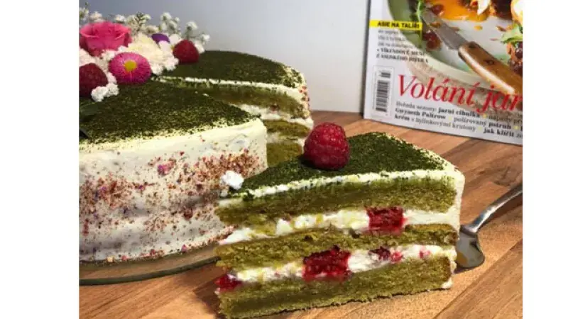Jarní matcha dort s malinami