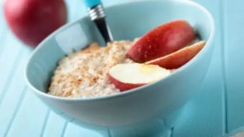 Ovesná kaše s jablkem a skořicí