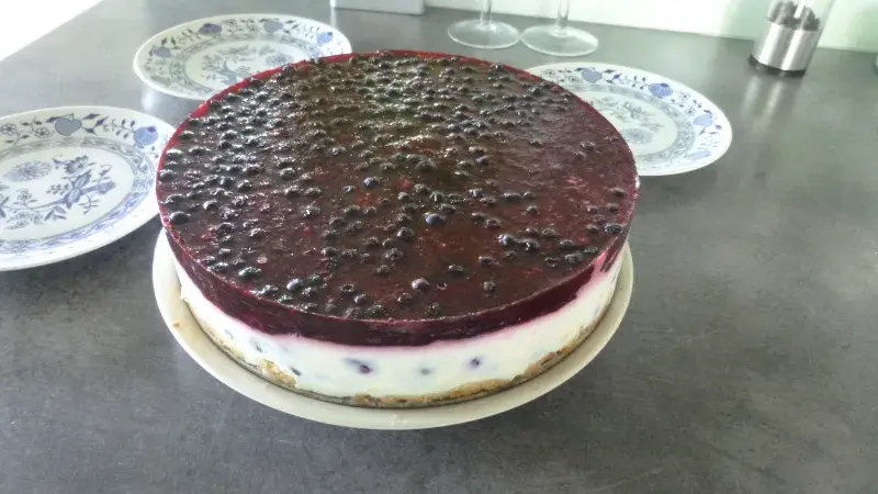 Nepečený borůvkový dort se zakysanou smetanou