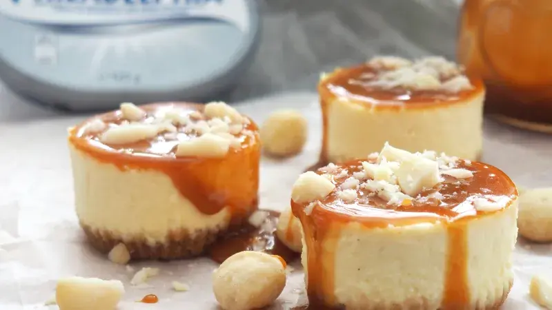 Minicheesecake se slaným karamelem a makadamovými ořechy