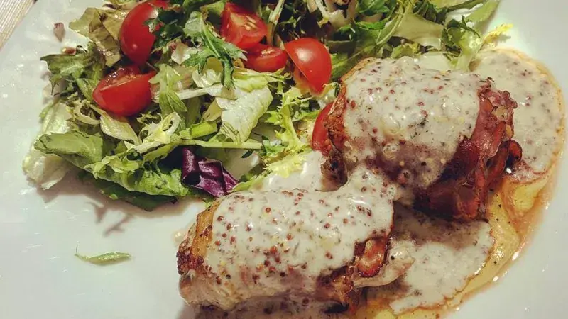 Panenka v kabátku se salátkem