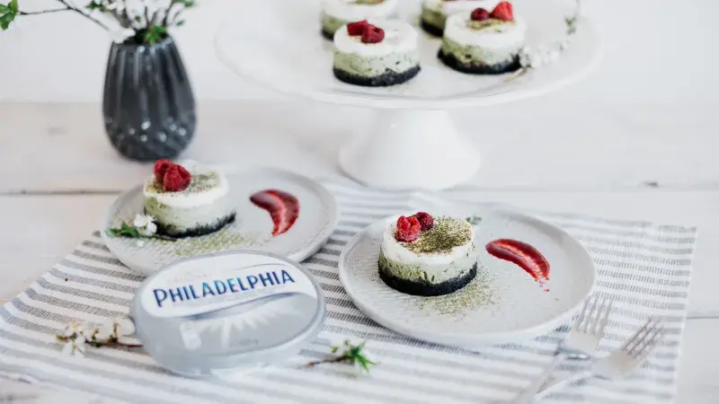 Mini cheesecaky se zeleným čajem a malinovým coulis