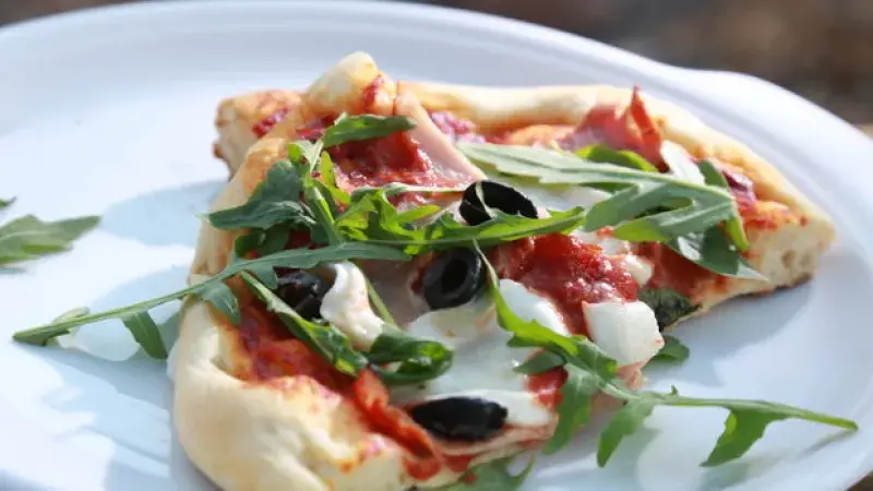 Domácí pizza s omáčkou s čerstvých rajčat