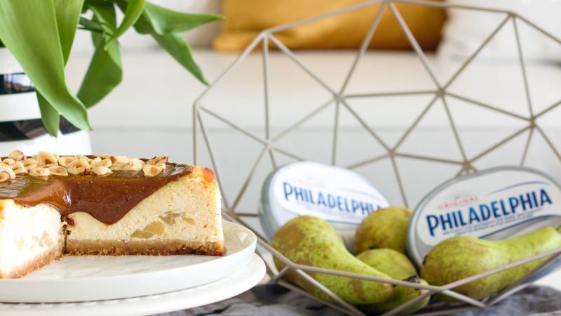 Cheesecake s pošírovanými hruškami a praliné polevou