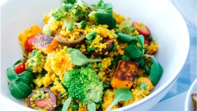 Salát ze sladkých brambor, kořeněné quinoy a brokolice