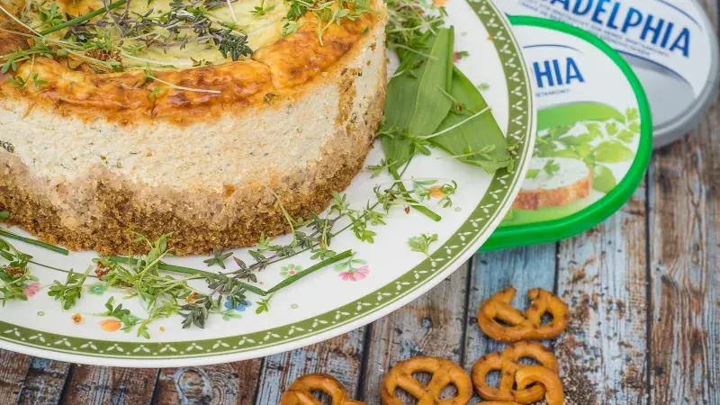 Slaný cheesecake s jarními bylinkami a chia semínky