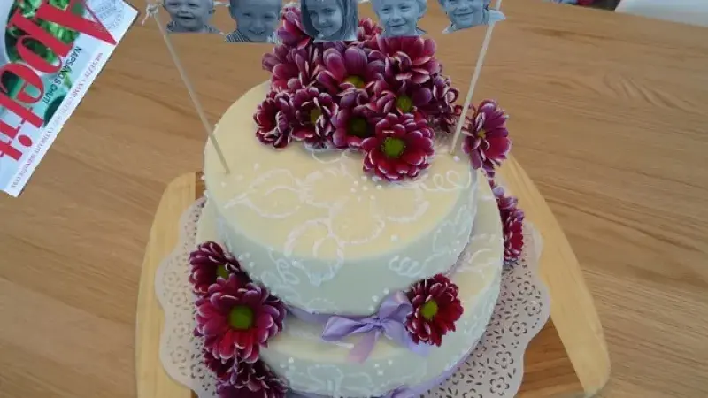 Krajkový narozeninový dort s královskou glazurou