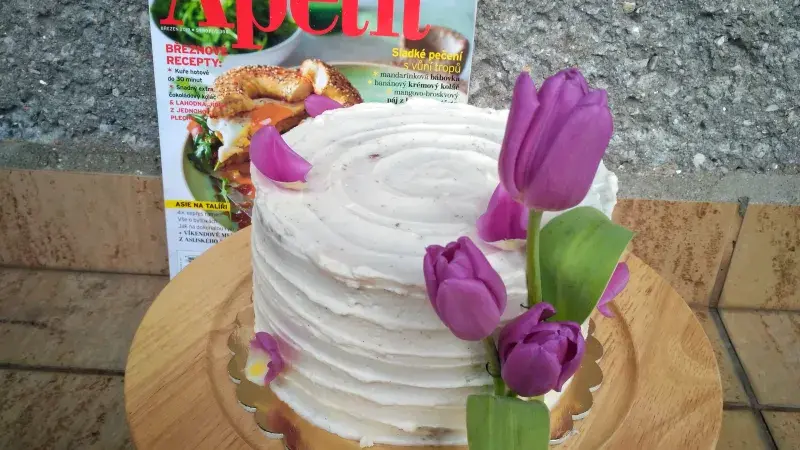 Svěží vanilkovo-ovocný dort s coulis z borůvek a malin