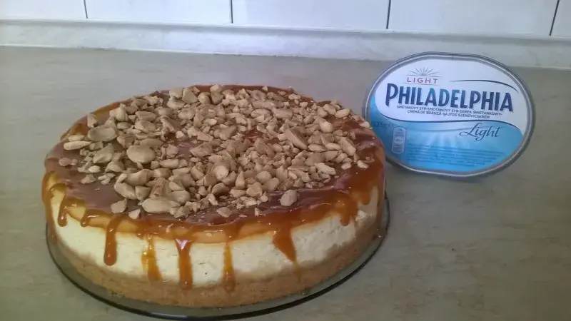 Cheesecake s karamelem a mandlemi