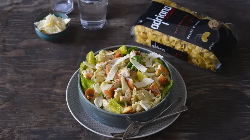 Caesar salát s těstovinami creste di gallo