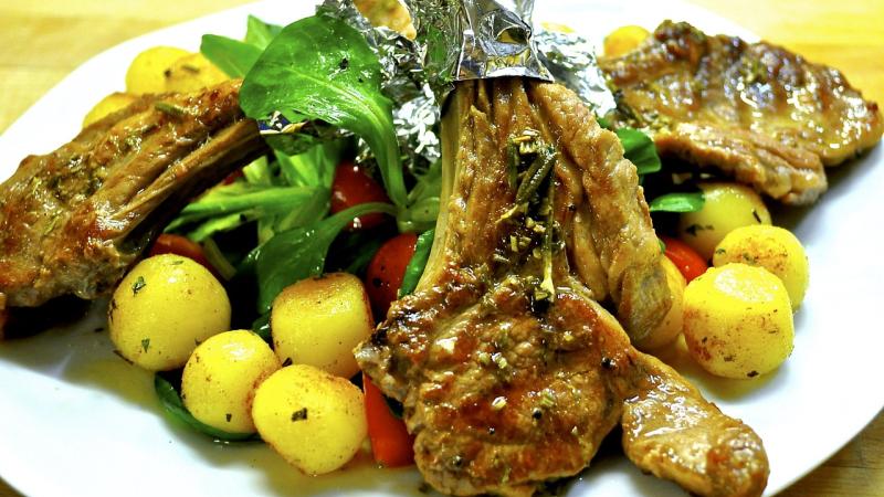 jehneci-maso-s-bramborami-na-taliri jehneci-maso-s-bramborami-na-taliri