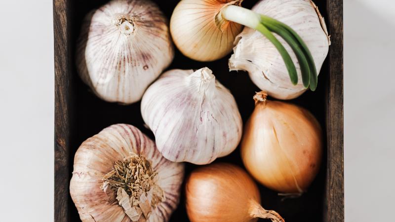 5 tipů na správné skladování cibule a česneku 5 tipů na správné skladování cibule a česneku