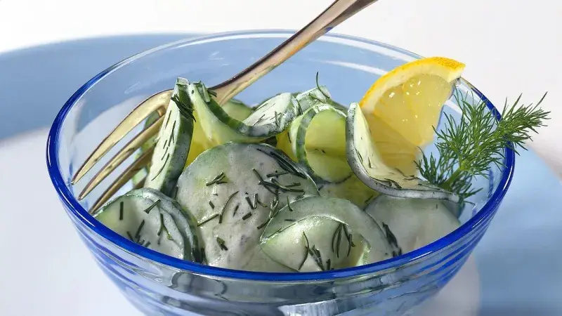 Okurkový salát se zakysanou smetanou a koprem