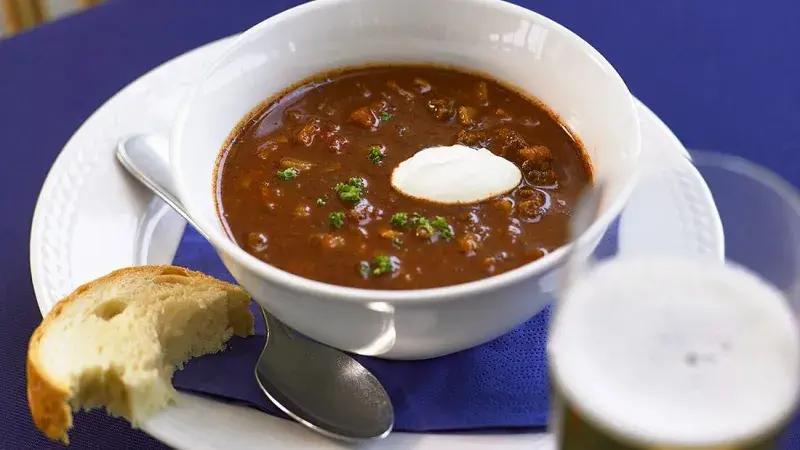 Gulášová polévka z mletého masa