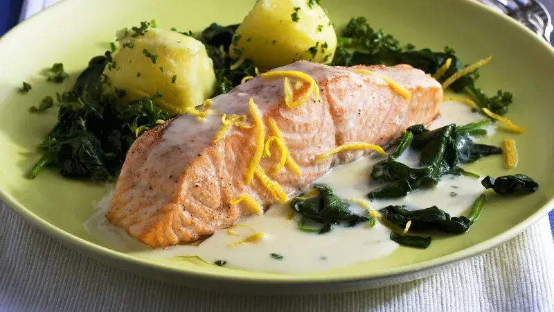Grilovaný losos s kadeřávkem a omáčkou
