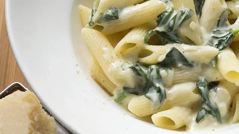 Těstoviny se smetanou, špenátem a sýrem