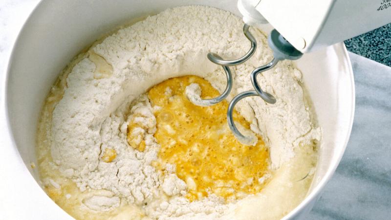 Suroviny na těsto připravené k hnětení Suroviny na těsto připravené k hnětení