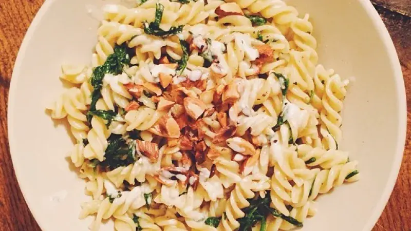 Těstoviny s nivou a bazalkou