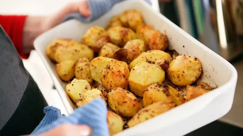 Brambory pečené v husím sádle