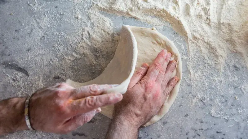 Příprava těsta na pizzu