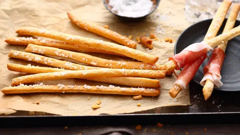 Grissini s mořskou solí a šunkou Serrano