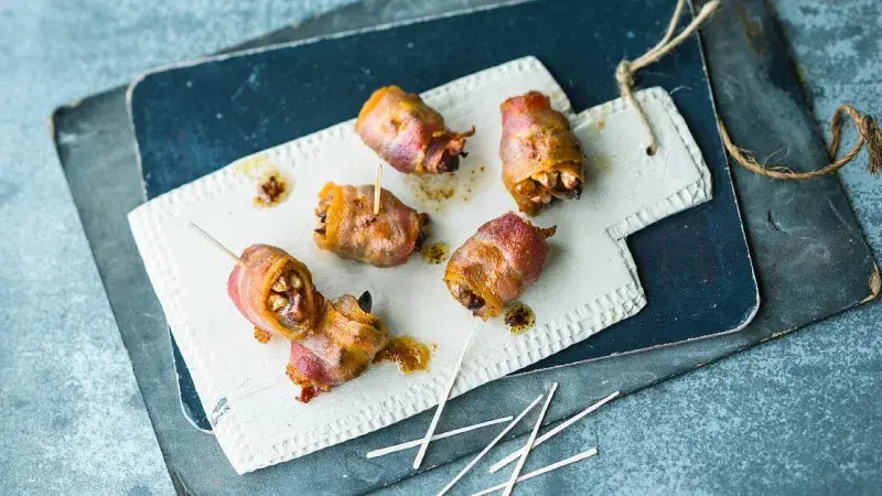 Datle s vlašskými ořechy a slaninou