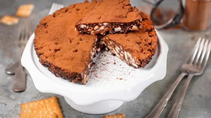 Nepečený dort sypaný kakaem