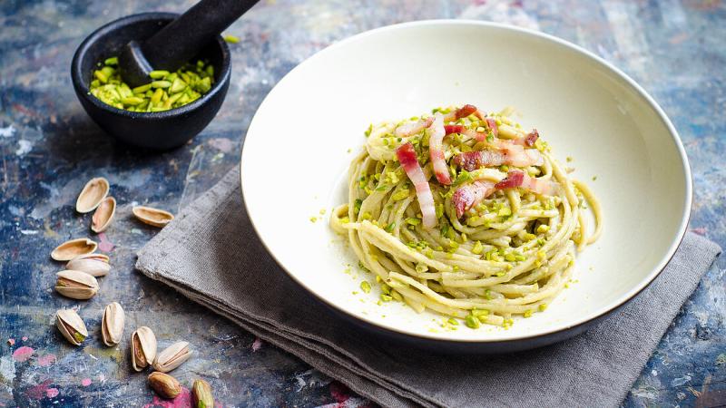 Špagety s pistáciovým pestem a guanciale