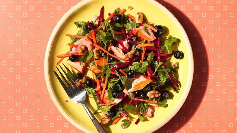 Salát z uzeného pstruha s červenou řepou