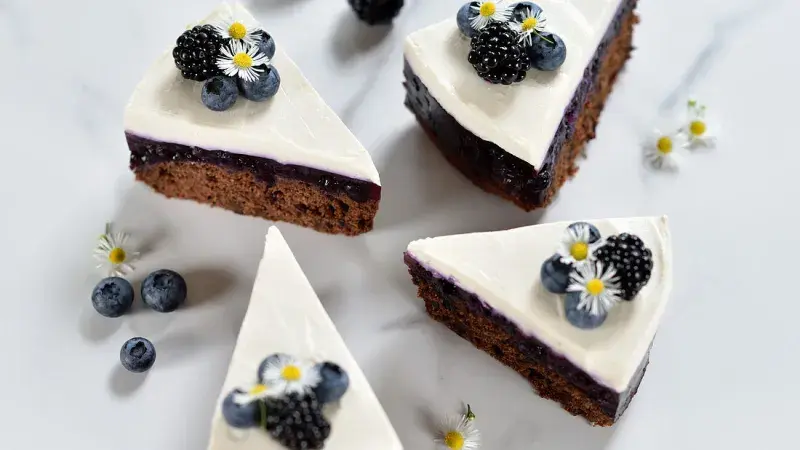 Zdobení dortu sedmikráskami