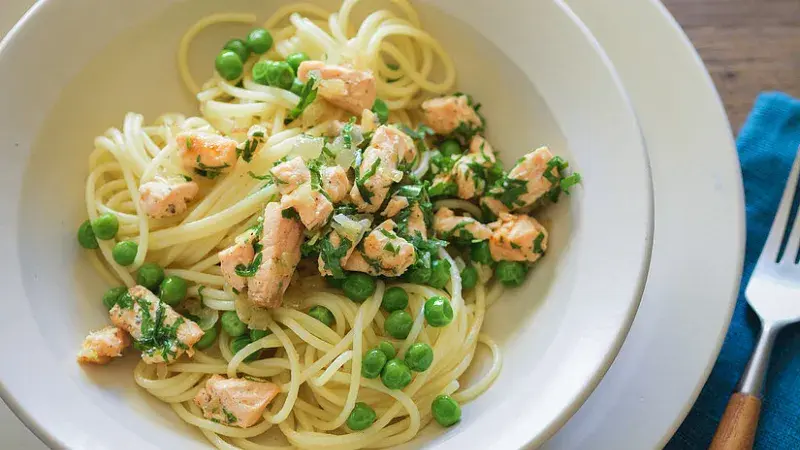 Tuňák s těstovinami a hráškem