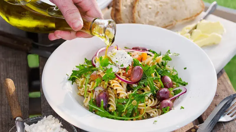 Olivový olej se salátem