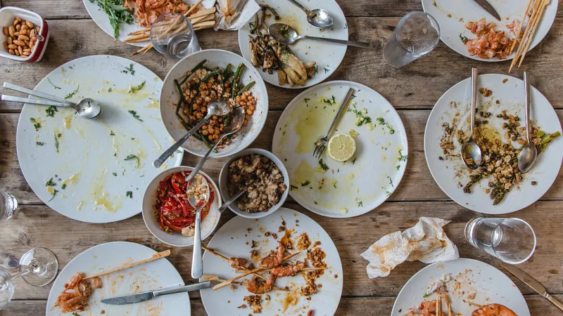 Stůl s prázdníými talíři 