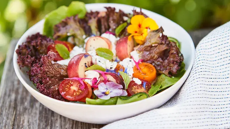 Salát s jedlými květy