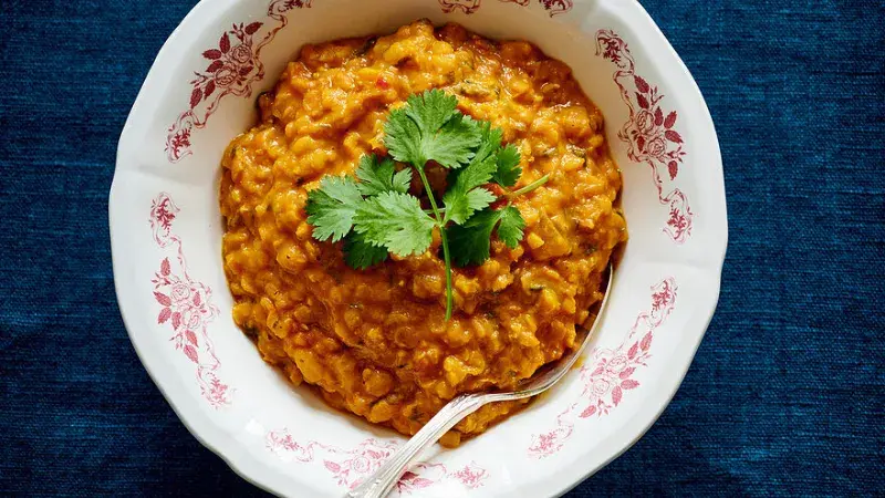 Červená čočka se smetanou