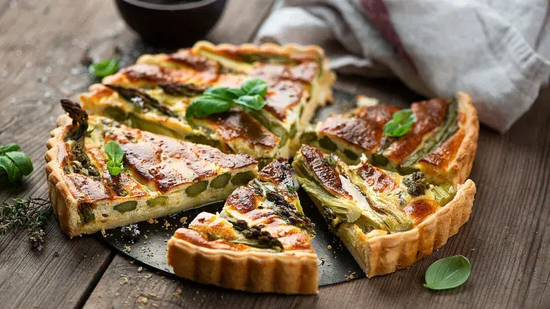 Slaný koláč quiche s chřestem