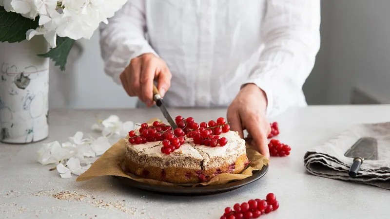 Kuchař krájí dort s rybízem