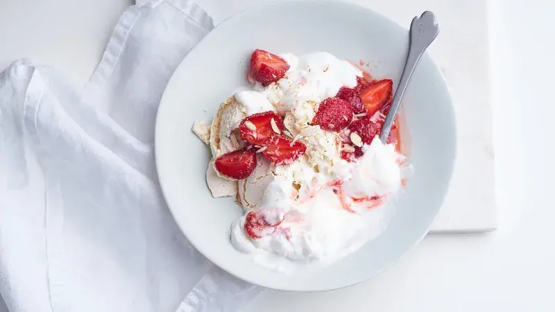 Eton Mess, dezert s ovocem, šlehačkou a pusinkami