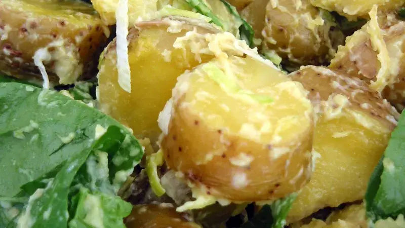 Bramborový salát se slaninou a špenátem