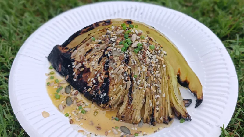 Grilované zelí se zálivkou, medem a semínky