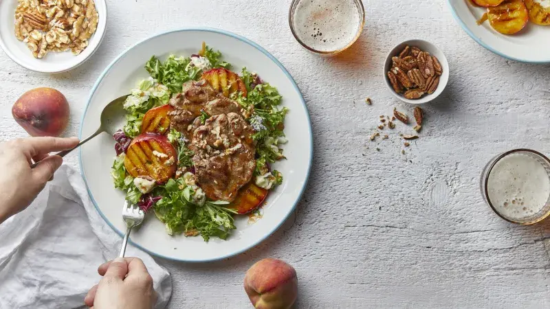 Steak z krkovice s grilovanou broskví a pivní redukcí