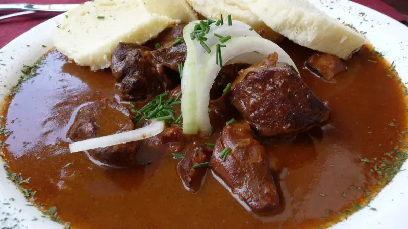 hověyí guláš s knedlíkem a cibulí