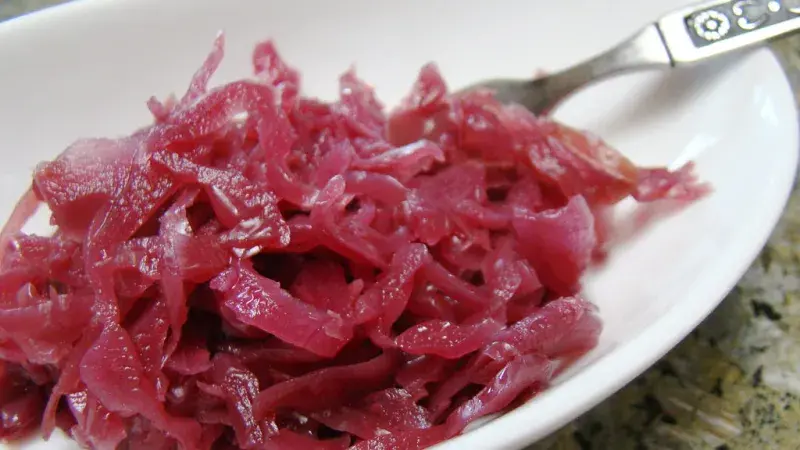 červené kysané zelí