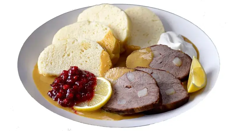 Svíčková na smetaně s brusinkovou omáčkou